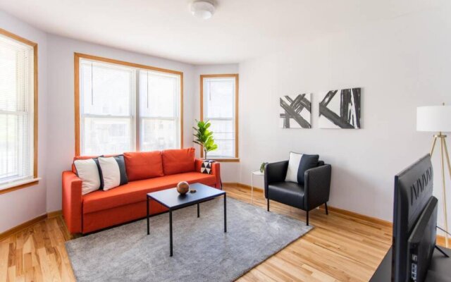 Hip and Trendy 2BR Apartment in Logan Square!