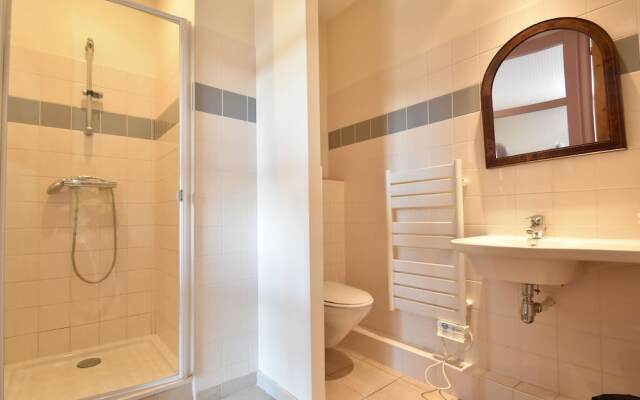 Spacious Mansion in Vinzelles with Swimming Pool
