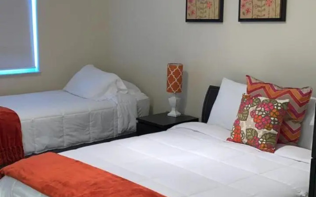 Renovated 2/2 Unit at Yacht Club/Aventura