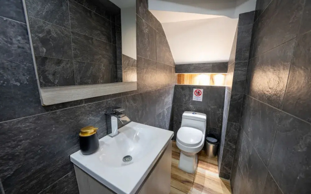 6 Bedroom Apartment with Massive Jacuzzi
