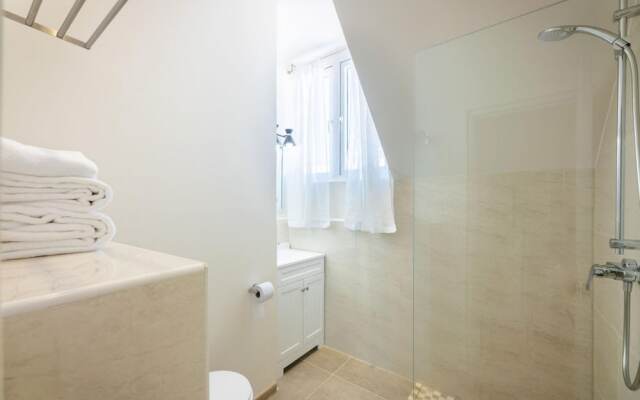 Historic Heartbeat 2BR Townhouse in Central Bliss