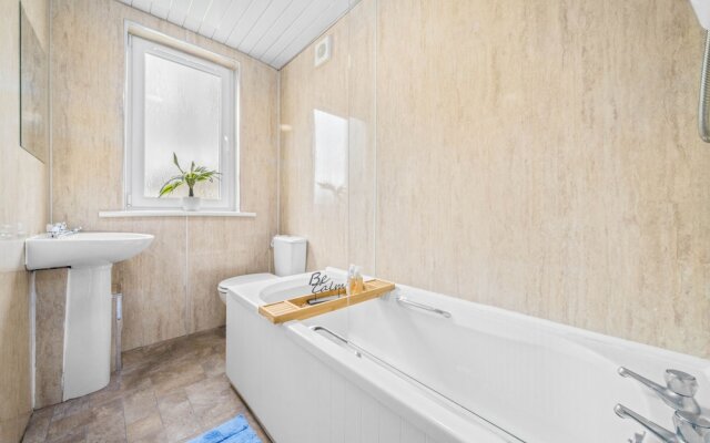 Two Bedroom Apartment by Klass Living Serviced Accommodation Motherwell - Anderson Apartment With WiFi &Parking