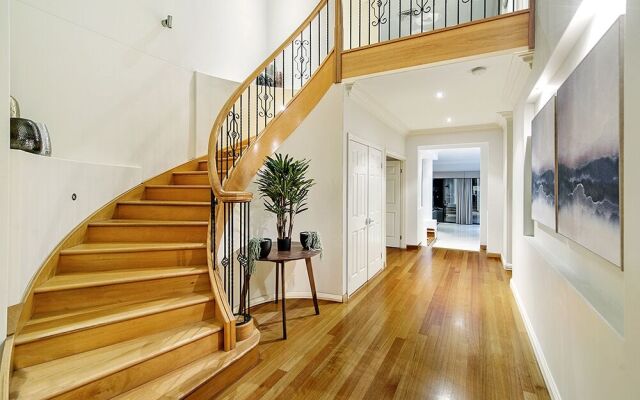 Stunning Lake Front House Amalfi Drive