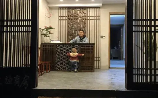 Phoenix Tuojianglou Diaojiaolou Inn