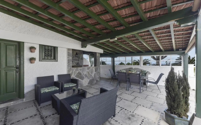 Rural House Los Orovales with Terrace and Parking