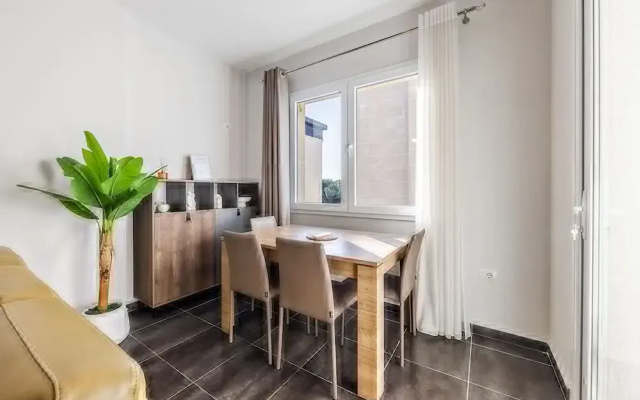 The Seabreeze Apartment 1BR in Gjiri i Lal zit
