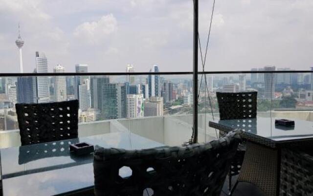 KLCC view Infinity pool Family suites 5min to KTM@ Regalia