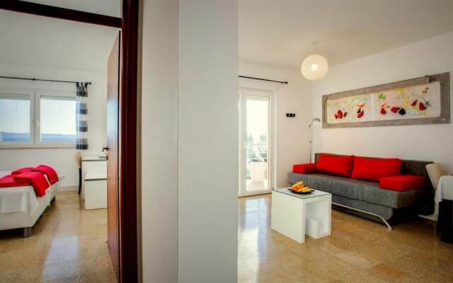 Beautiful Apartment for 3 Adults Next to the Beach
