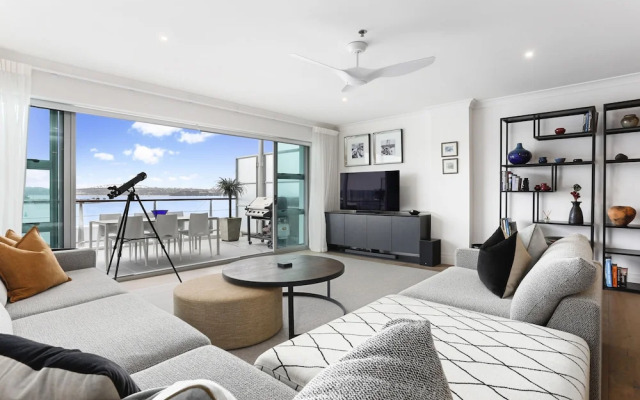 Light and spacious w incredible harbour views