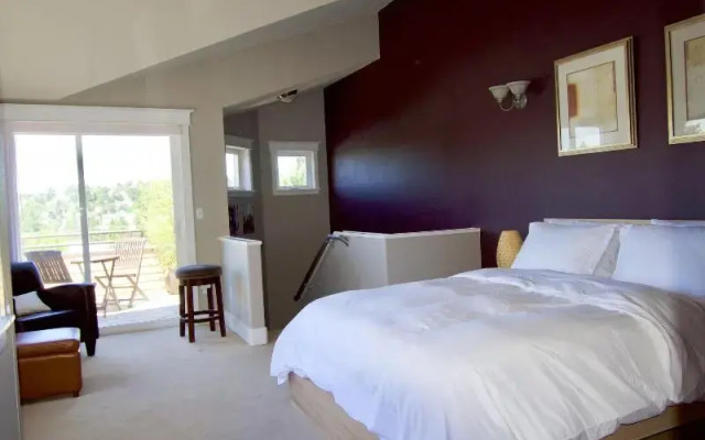 Walkable OTS Mid Century Condo-Pool