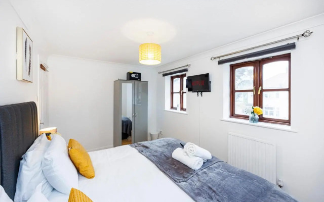 Lovely 2 Bd Hse with Parking near Excel