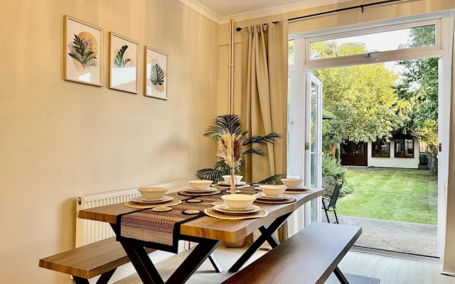 Stylish 3-bed House in Hornchurch - Free Parking