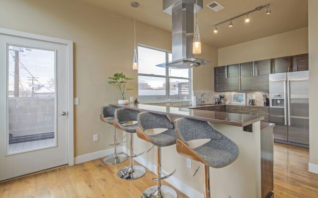 Swanky Downtown Loft! City Views! Sleeps 10!