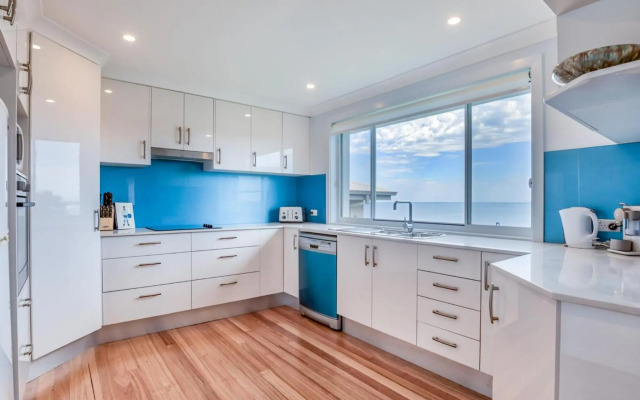 KITESURFER Gerroa 4pm checkout on Sundays