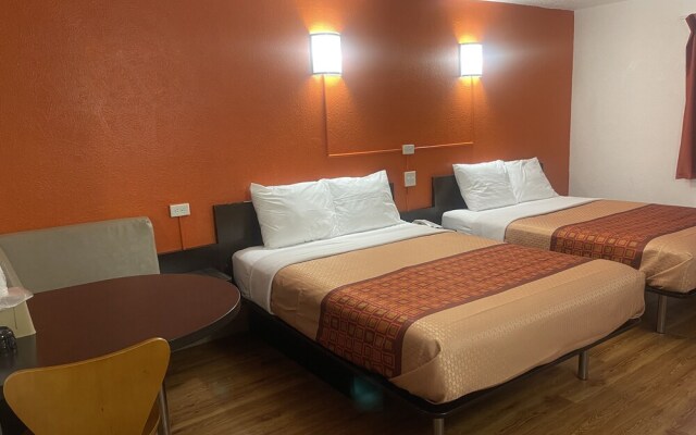 Regal 8 Inn & Suites