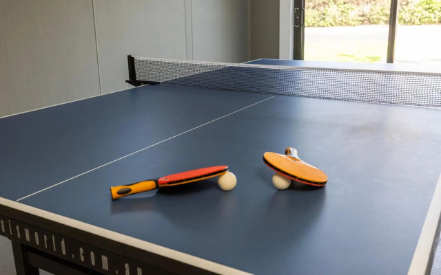 Seaview - Pet Friendly with Stunning Views - 1 Min to Beach