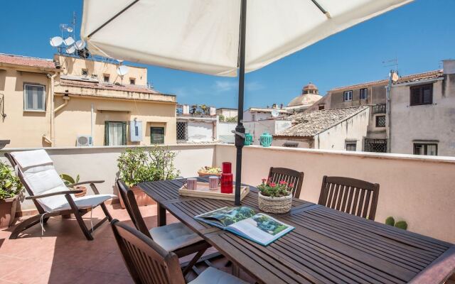 Terrazza e stile sui tetti della Kalsa