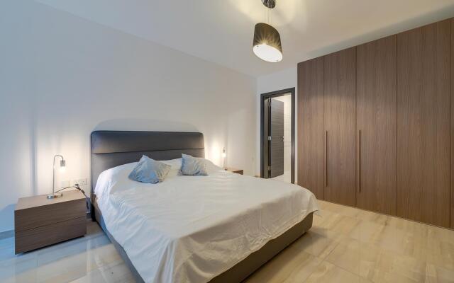 Chic 2BR Apartment, Ideal Location