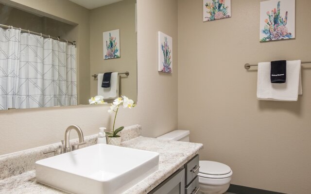 2 Bedroom Apartment w/ Pool, Balcony & WiFi by Frontdesk