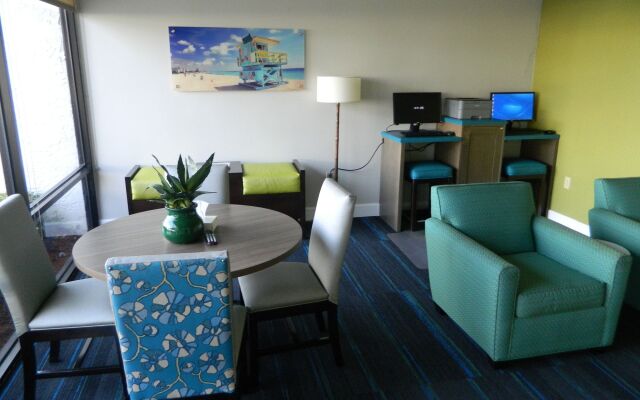 Tropical Winds Oceanfront Hotel