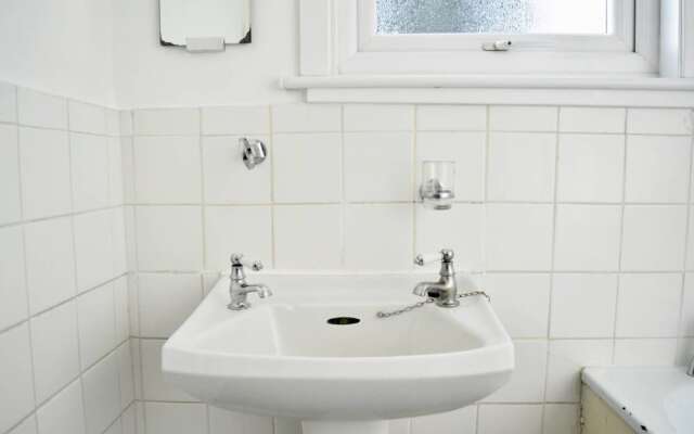 Spacious 4 Bedroom House Close to Tooting Station
