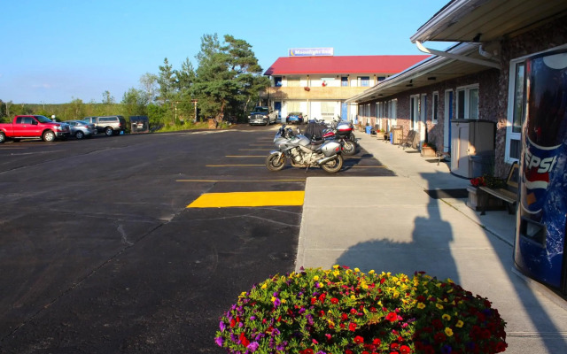 Moonlight Inn and Suites