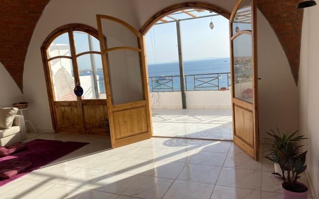 Immaculate 3-bed Apartment sea View