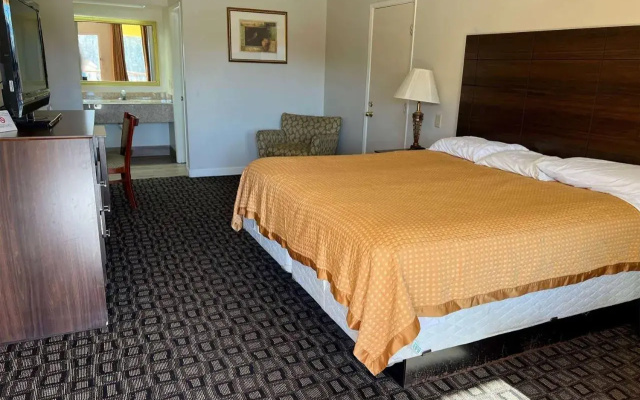 Days Inn & Suites by Wyndham Brewton