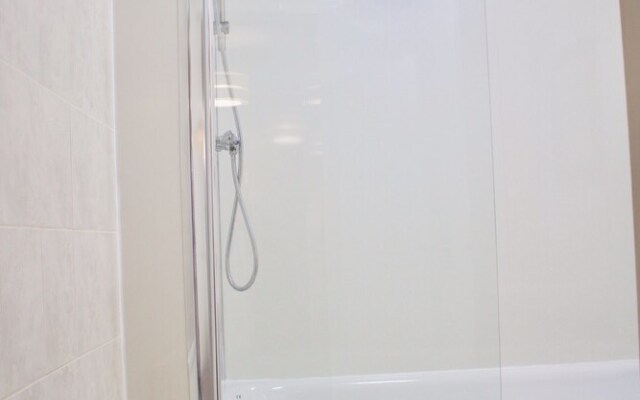 2 Bedroom Modern Home Sleeps 4