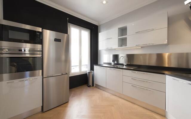 F3 Plein centre plage à 50 m (rue calme) parking possible