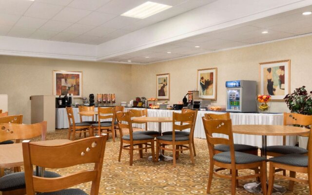 Emerald Hotel & Suites