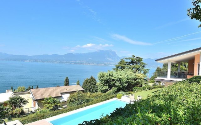Villa Sybille With Pool And Lake View