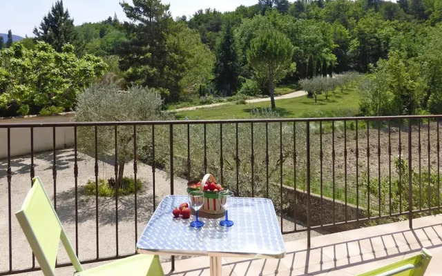 Apartment in Malauctne With Garden