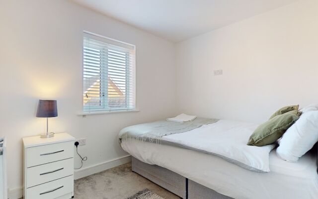 Tms Lovely 5-bed House in Stanford-le-hope