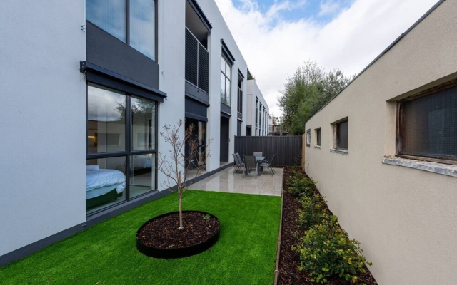 Modern 3 Bedroom Getaway Next to Chadstone