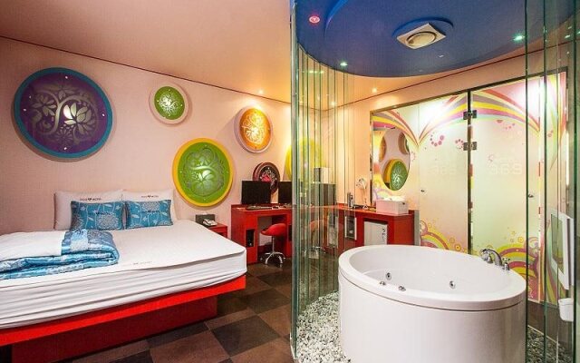 Hotel 369