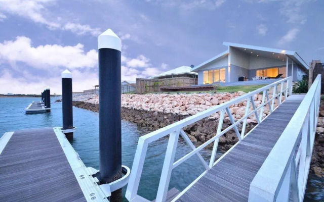 The Carnarvon Luxury Canal Home