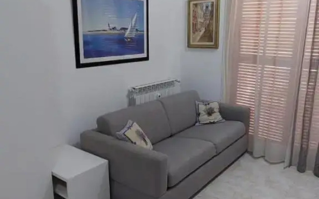 Ampio monolocale con terrazzo - a 2 passi dal mare