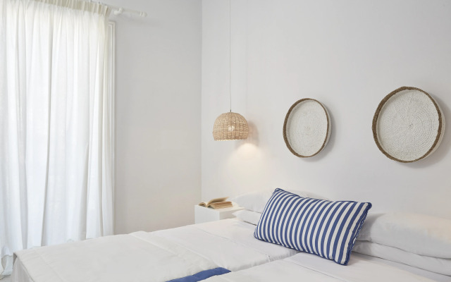 Mr & Mrs White Tinos