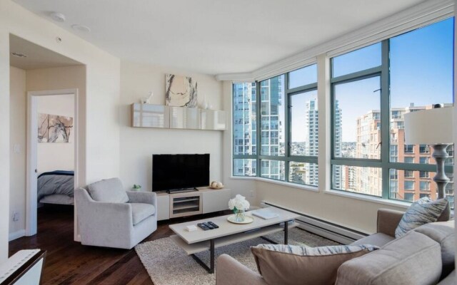 Beautiful 2 Bdrm 2bath Condo Downtown With Views of the Ocean