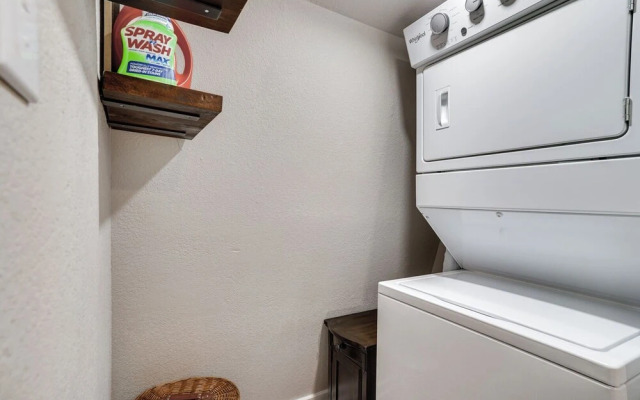 Pet-friendly Granbury Home w/ Yard, Near Downtown!