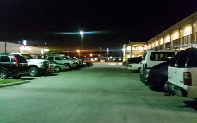 Crossroads Inn & Suites