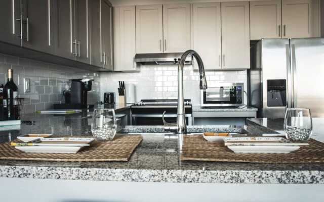 Luxury 2BR Apt In Uptown City View