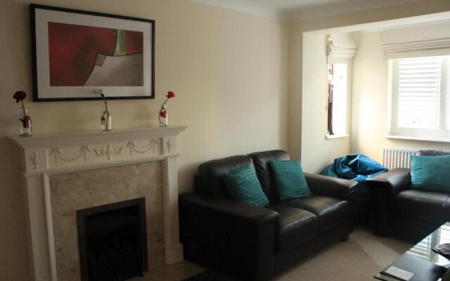 Burghfield - Beautiful Split Level 4 Bedroom House