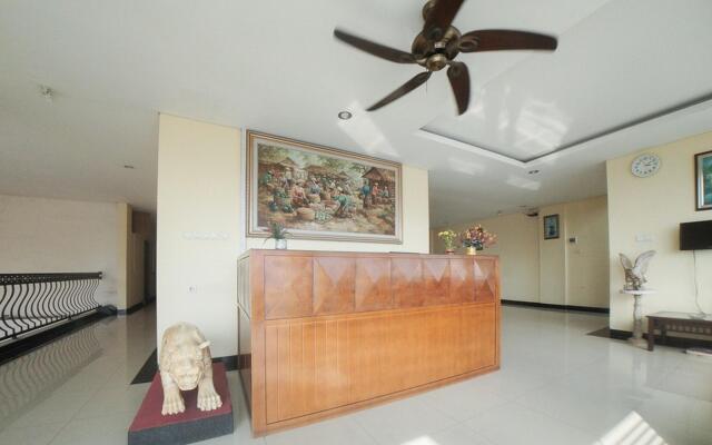 RedDoorz Plus near Green Pramuka Square Mall