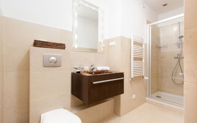 Broniwoja Apartment by Renters