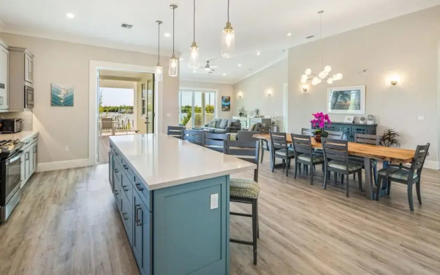 Springtide House by Brightwild Waterfront Pool