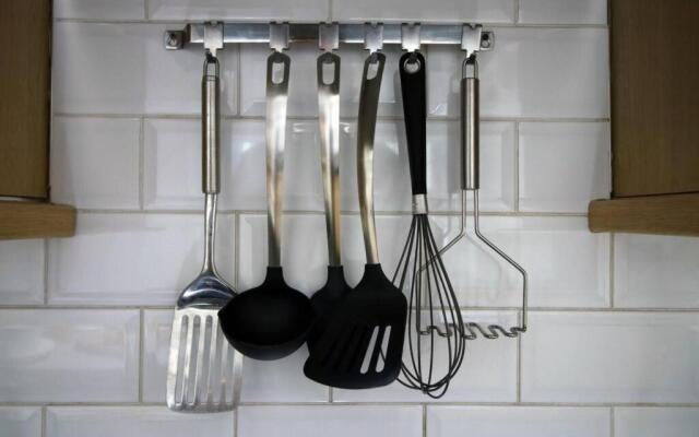 Stylish Home in Port Tennant - 4BR Free Parking!