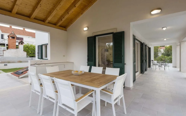 Charming Villa With Pool ,140m From the sea