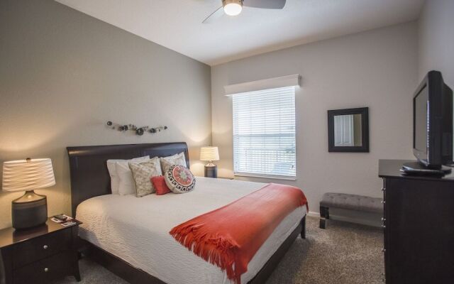 Altavista Lakeview 3 Bedroom Condo by RedAwning